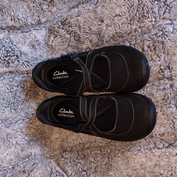 Clarks Black Flats with Rounded Toe and Comfortable Slip-On Design​ - Picture 2 of 7